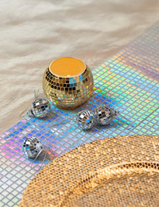 Mise en situation sur table du photophore boule à facettes pour décoration de fête