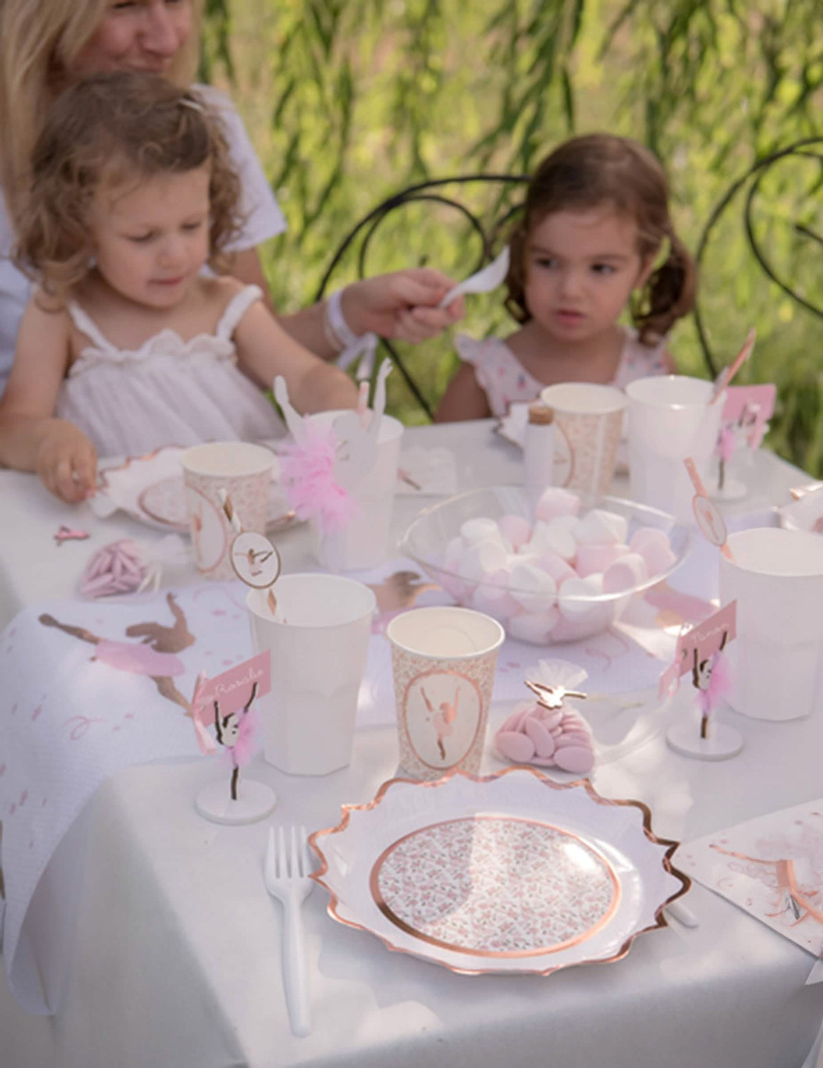 Escena sobre una mesa de platos de cartón floral oro rosa elegante y romántico