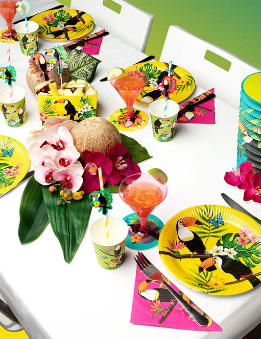 Mise en situation sur une table de fête des assiettes en carton toucan
