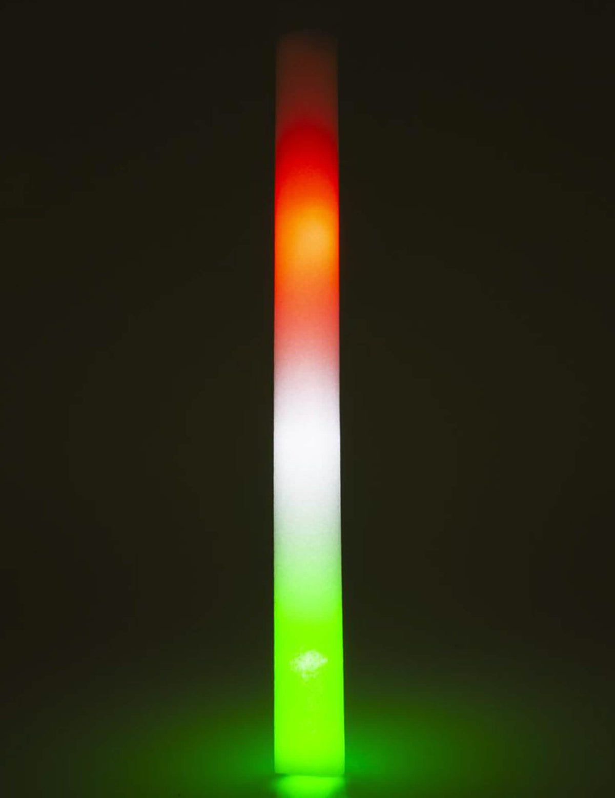 Détail de l'effet lumineux dans le noir du bâton lumineux LED en mousse Italie