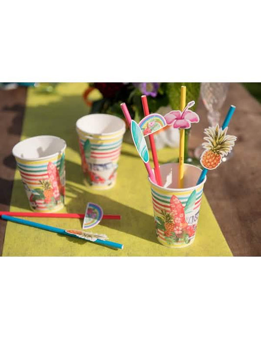 Mise en situation avec pailles décoratives du gobelet en carton Aloha