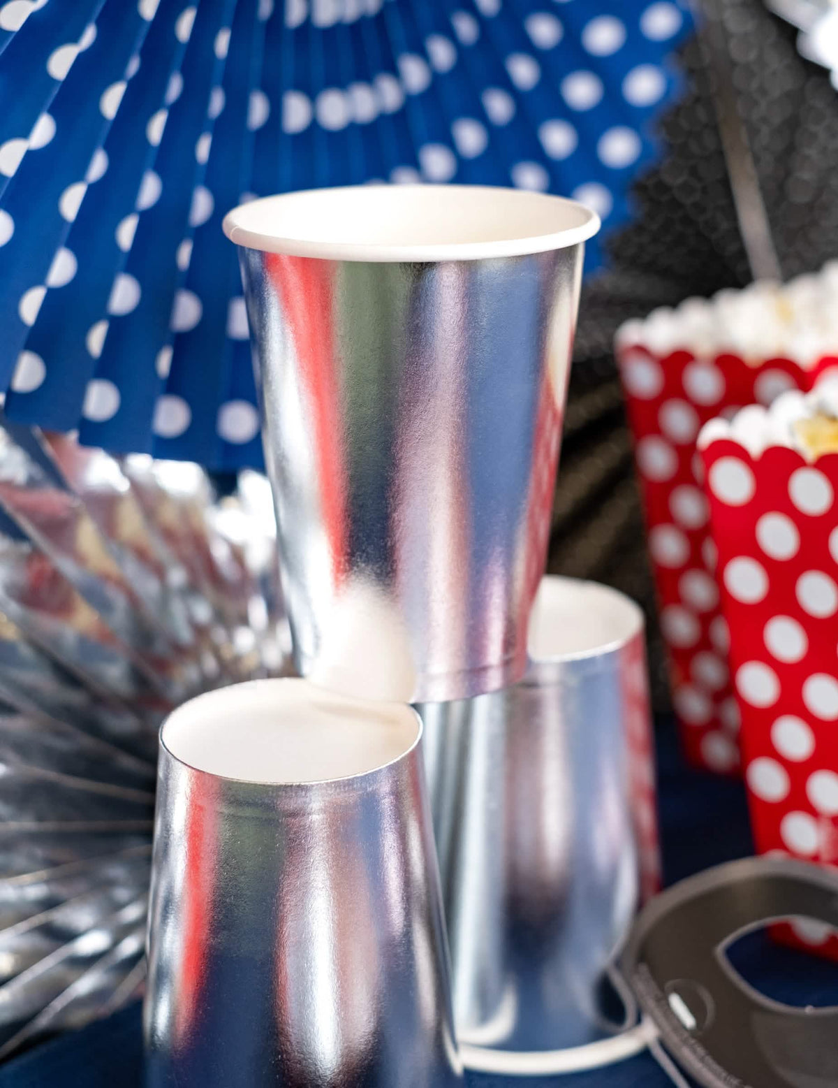 Primer plano del apilamiento del vaso de cartón metalizado para fiesta plateado