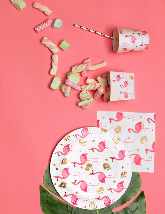 Mise en situation de table de fête des gobelets en carton Flamant Tropic