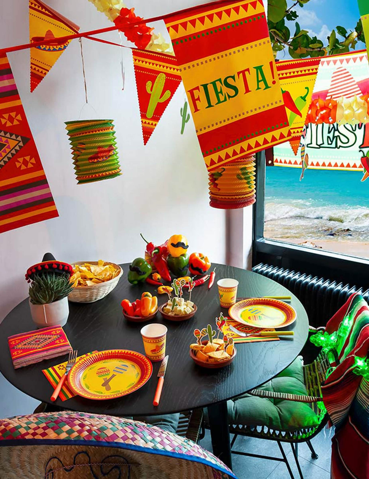 Vista de las guirnaldas y farolillos del vaso mexicano
