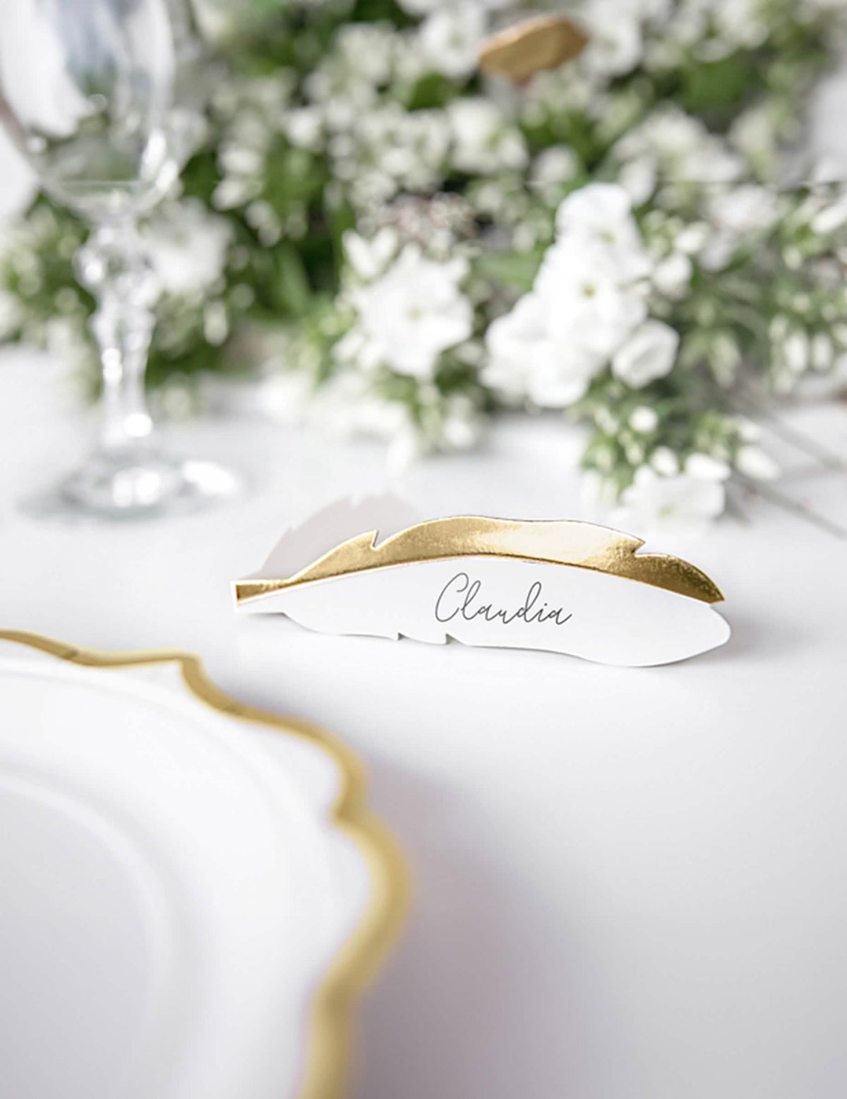 Puesta en escena sobre mesa del porta tarjetas de lugar de cartón pluma para boda