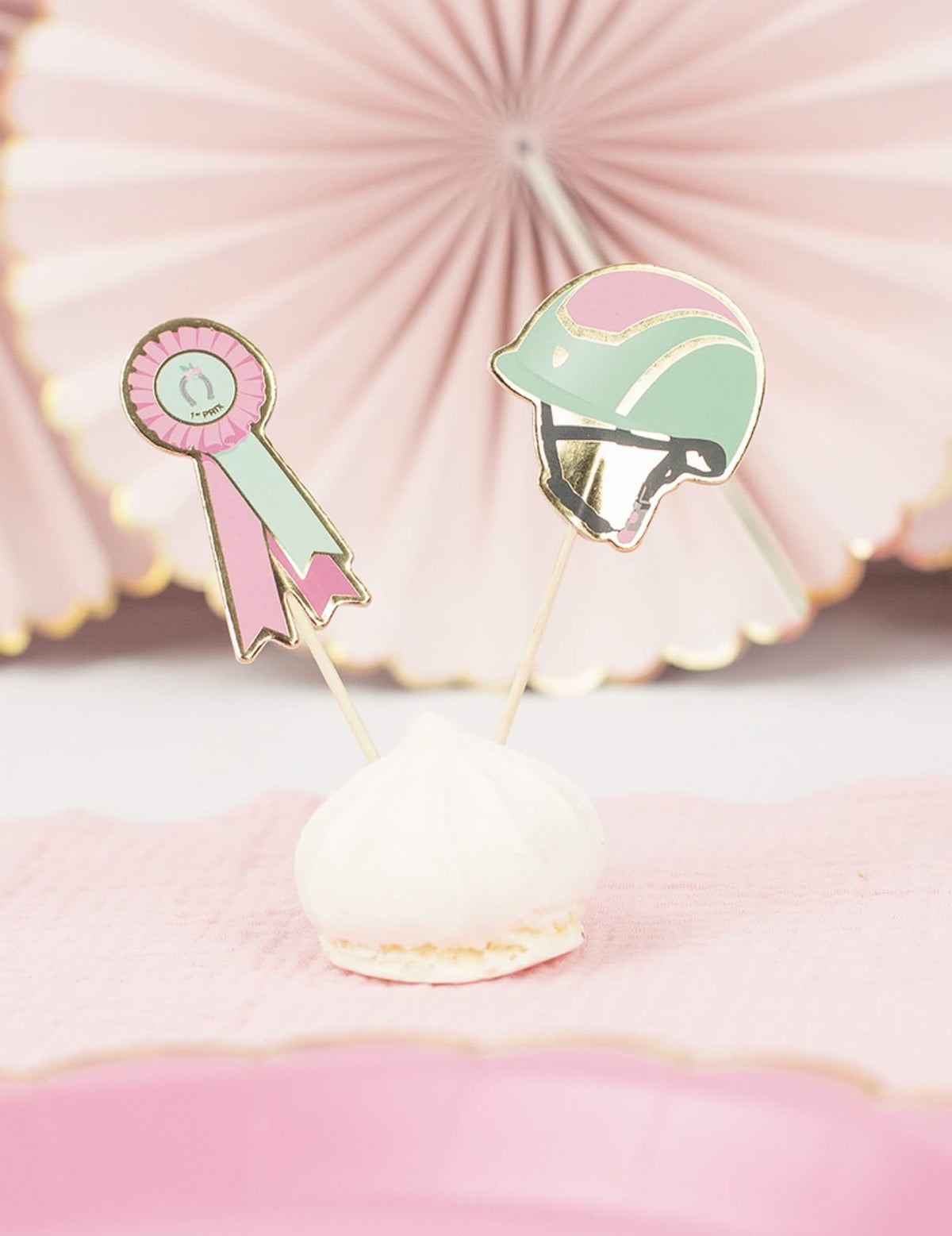 Detalle de los motivos de roseta y casco de los pinchos para cóctel caballo equitación
