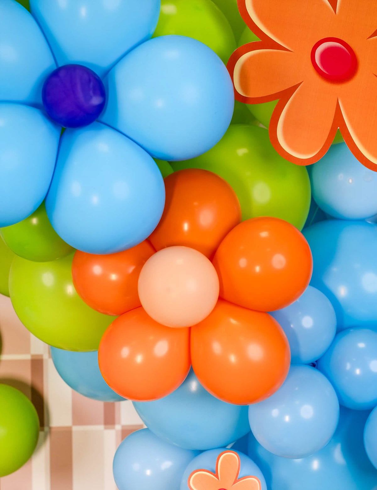 Primer plano del montaje en flor de los mini globos de látex decoración fiesta melocotón pastel