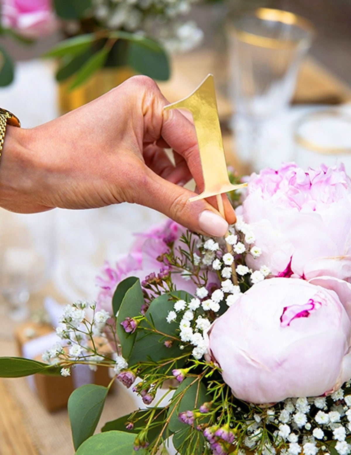 En situación en un ramo de flores de la marca tablas sobre pinchos cifras 0 a 10 doradas