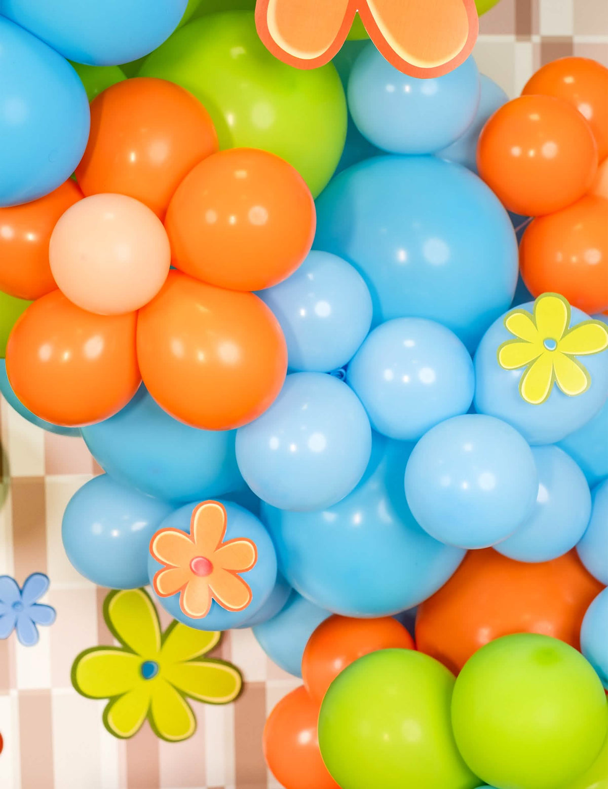 Detalle de las flores decorativas en el globo de látex para fiesta