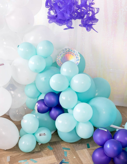 Mise en situation dans une arche des ballons menthe pour fête