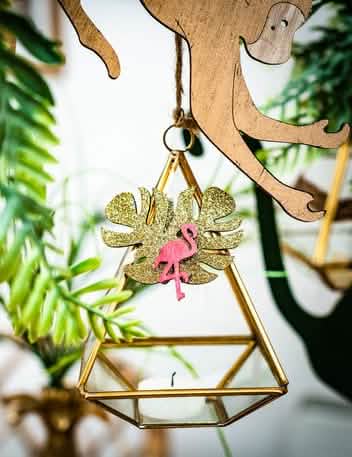 Puesta en escena sobre un portavelas de la decoración de flamencos rosas para fiesta exótica
