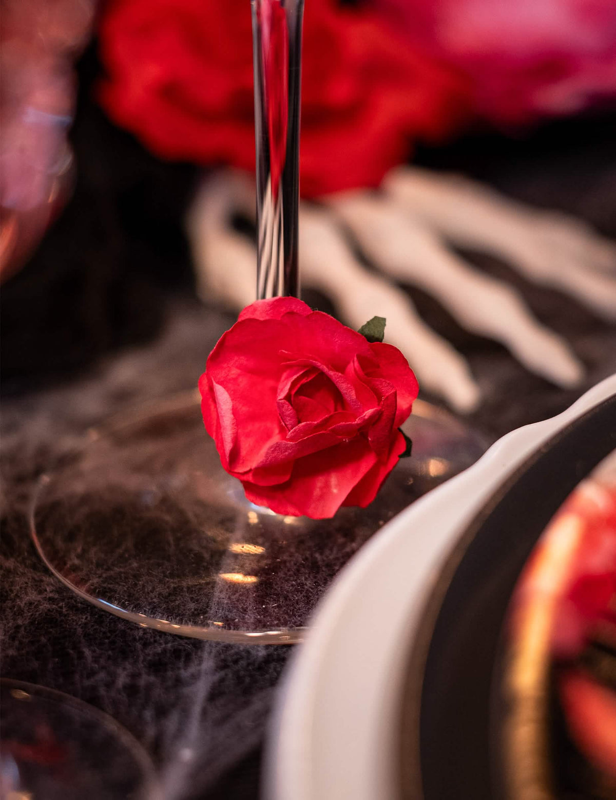 Detalle de una rosa fijada sobre un pie de vidrio del 12 rosas a pinchar para decoración