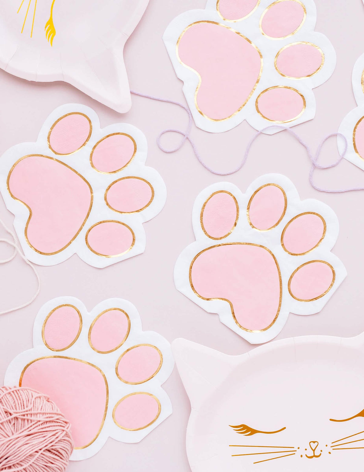 Détail du contour doré des serviettes en papier pattes de chat