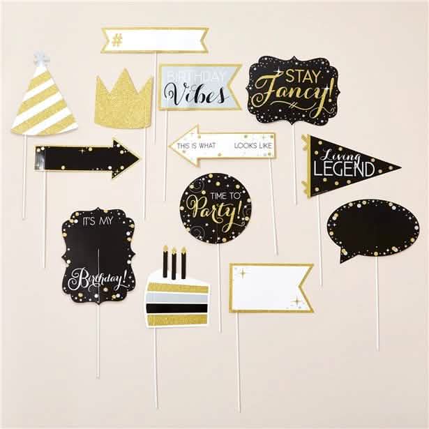 Vista general de los 13 accesorios fotocall personalizables para adulto negro y dorado