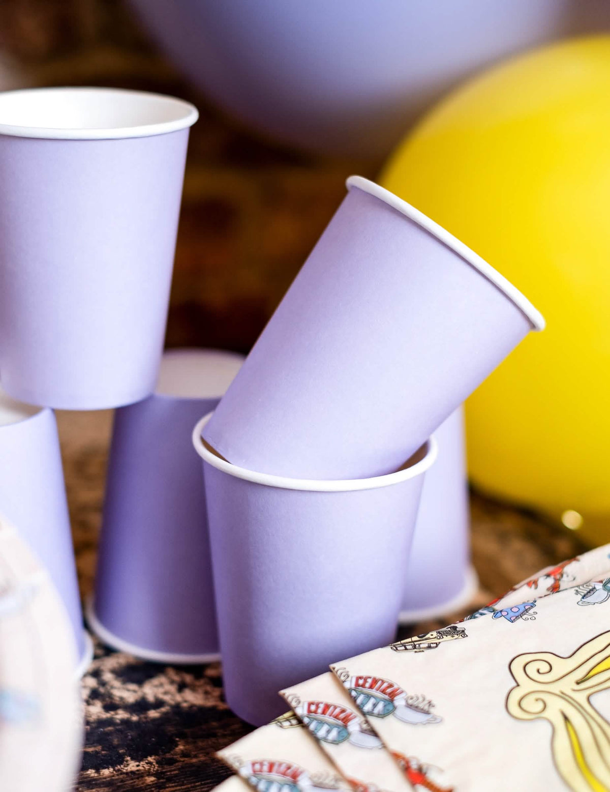 Primer plano de los vasos de cartón lavanda para fiesta