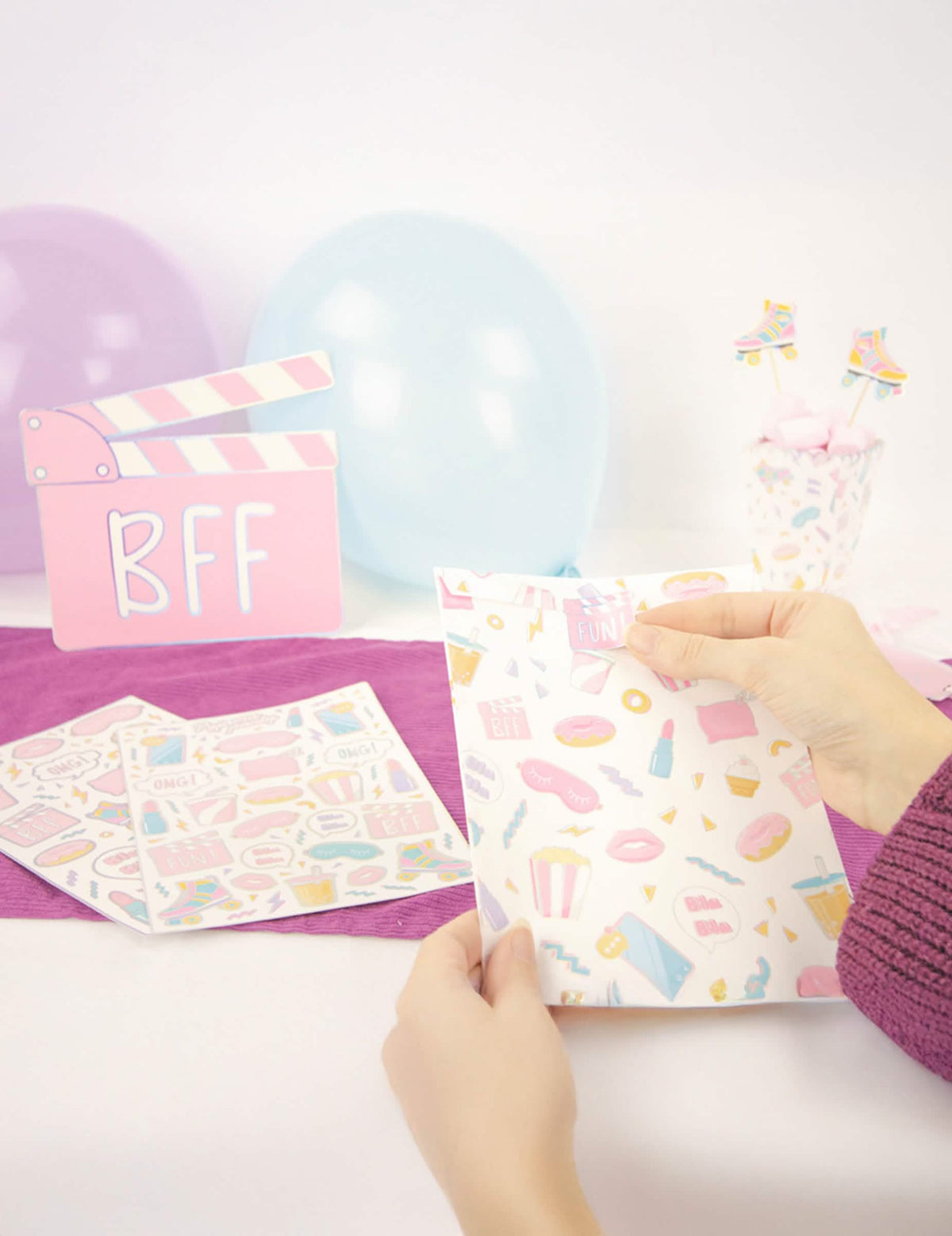 Mise en situation d'une planche des stickers pyjama party