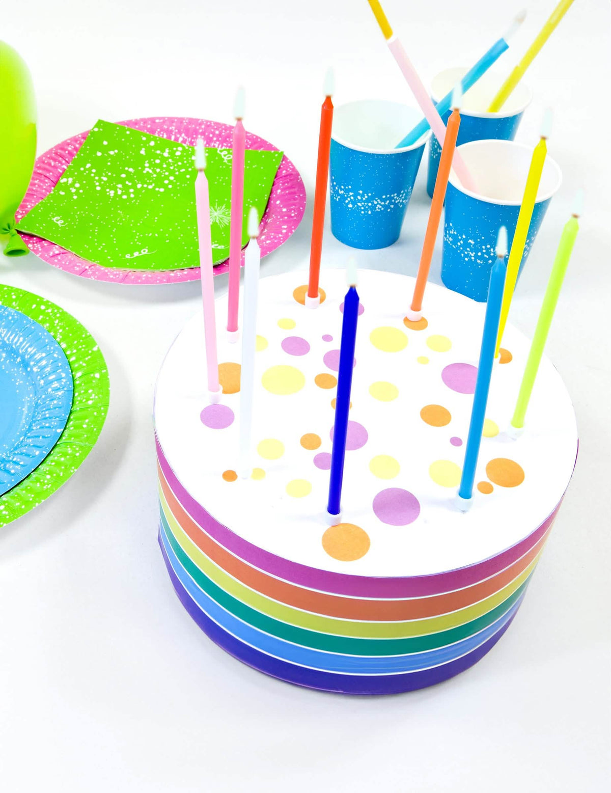 Puesta en escena sobre un pastel de velas finas con bobèches de cumpleaños para fiesta