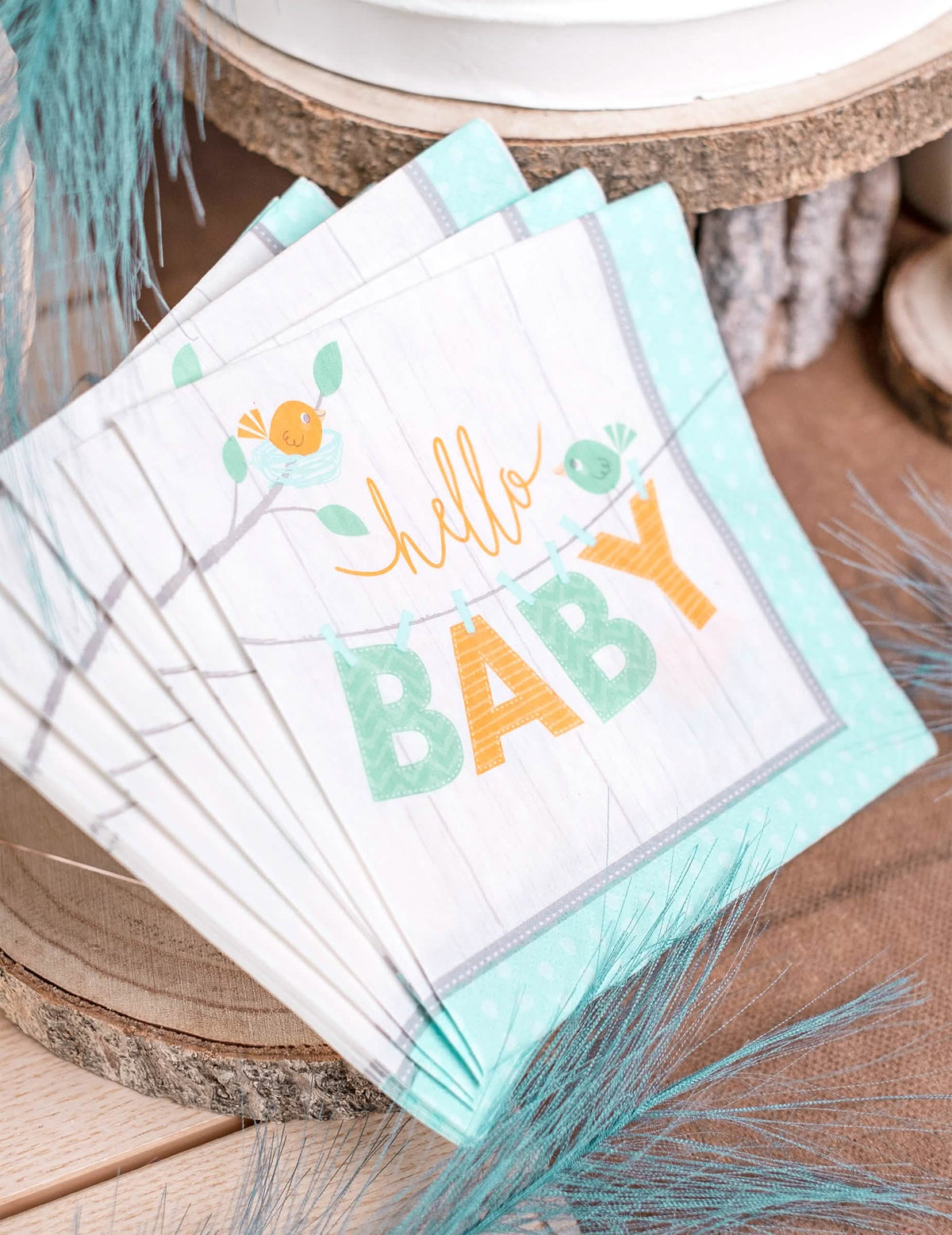 Primer plano del motivo de las servilletas de papel hello baby pájaros