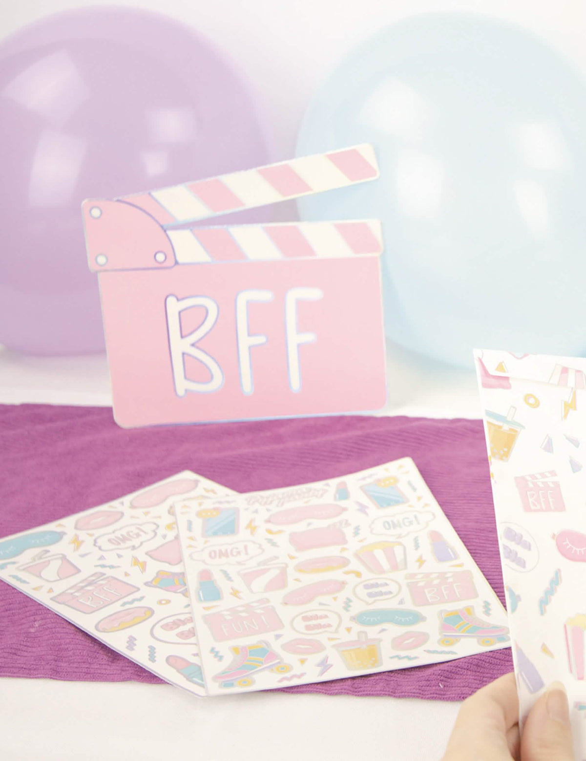 Planches de stickers et accessoires coordonnés des serviettes en papier festonnées pyjama party