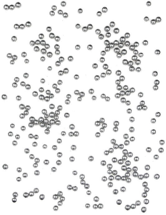 Gros plan sur les confettis de table mini boules pailletées argentées