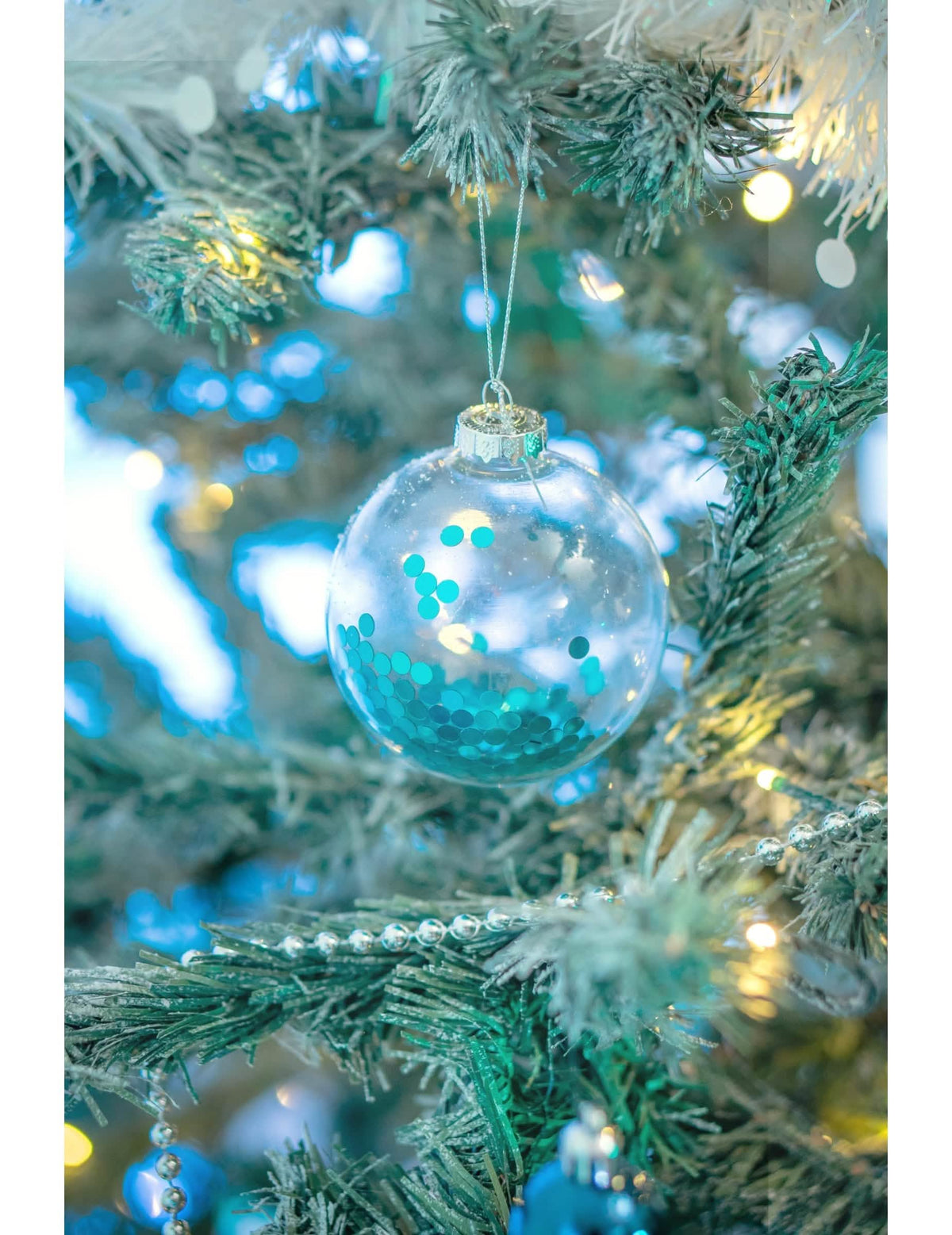 Colocación en el árbol de bolas de vidrio de navidad para árbol transparentes con purpurina azul
