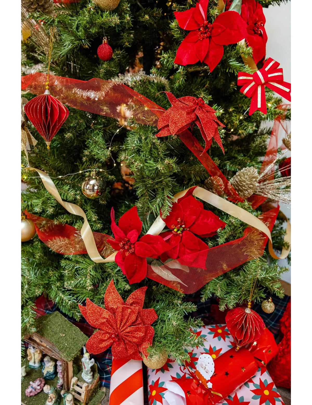 Escena en un árbol de navidad con colgantes origami en rombos rojos y dorados