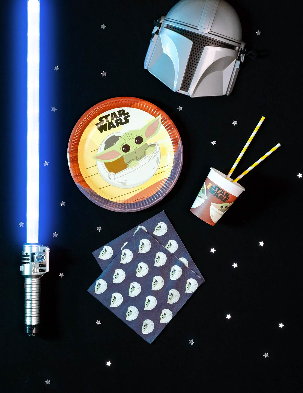 Puesta en escena con sable láser y casco de servilletas de papel bebé Yoda The Mandalorian