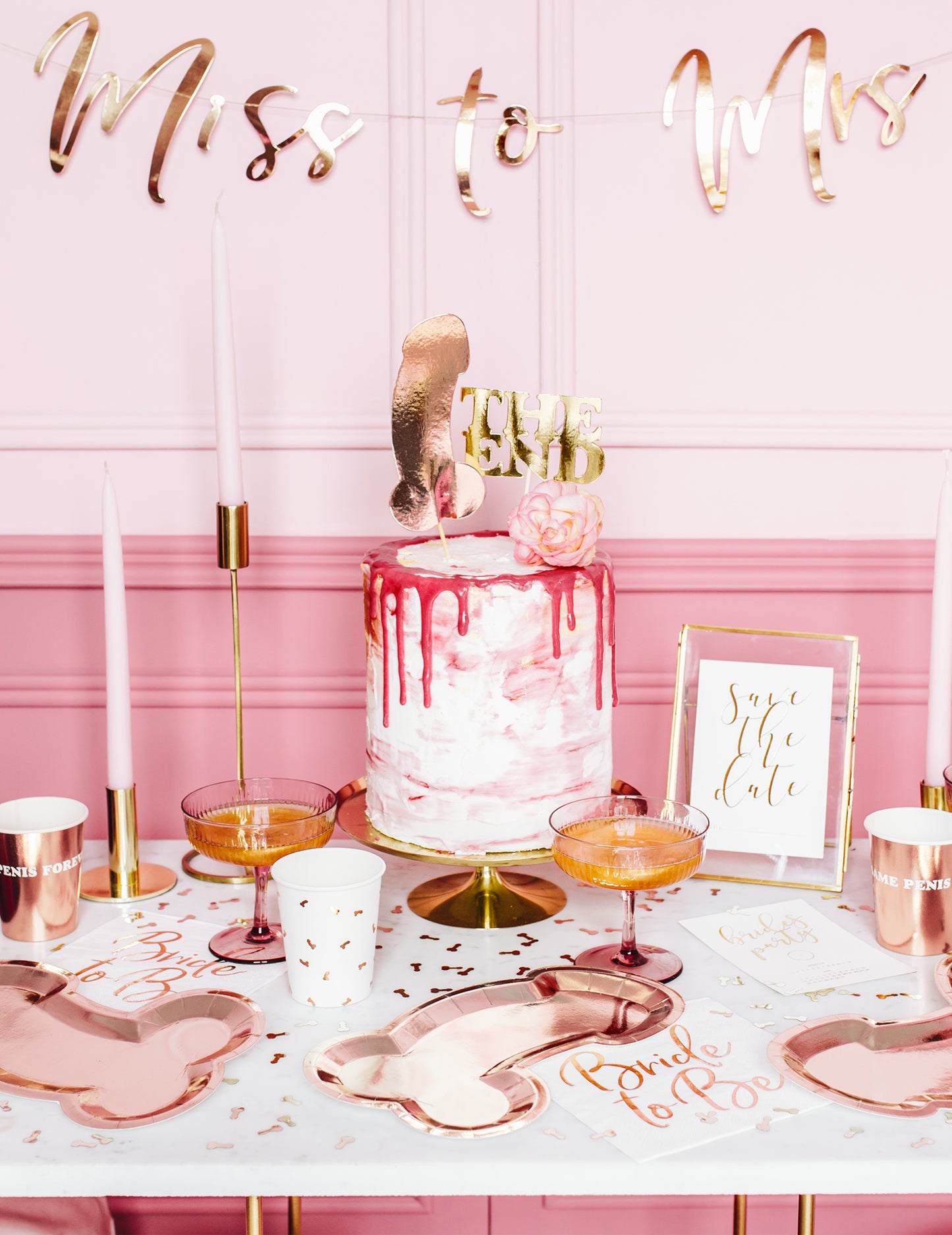 Vue d'ensemble de la décoration de table des serviettes en papier Bride to be