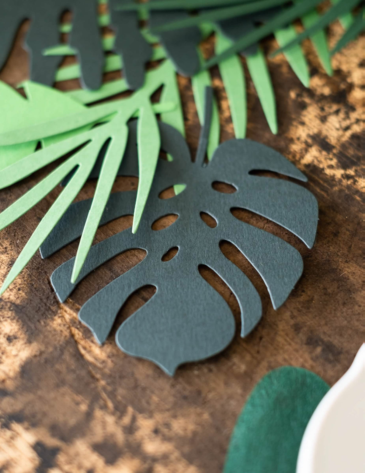 Hojas tropicales de papel hawái para decoración verdes de cartón
