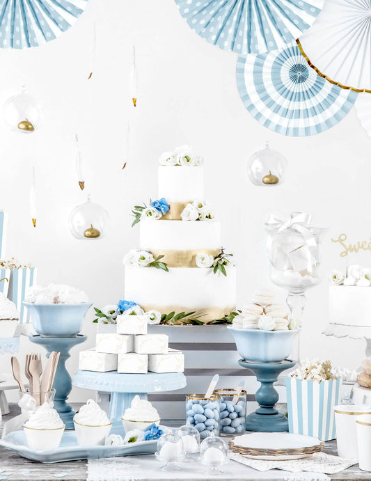 Mise en situation sur une table de fête de la mini cloche en plastique pour dragées transparente