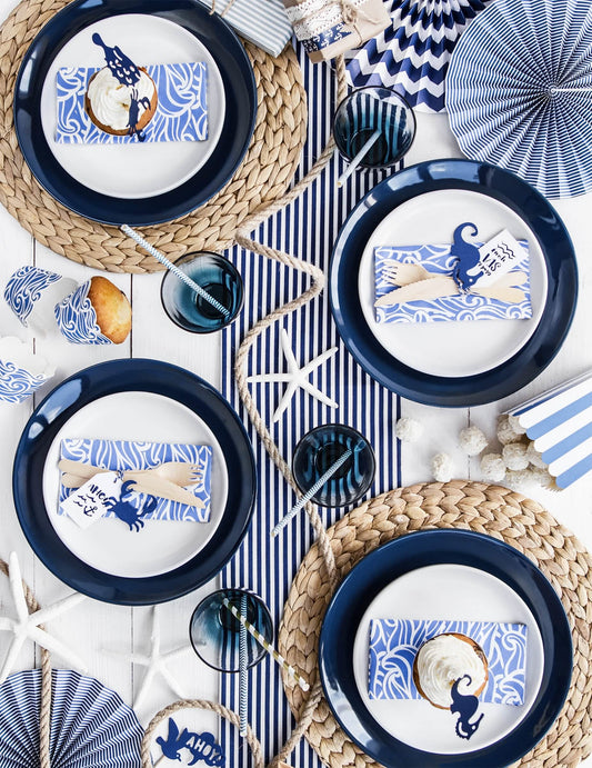 Mise en scène des 3 rosaces en papier bleu marine à motifs pour décoration bleu marine à pois et rayures