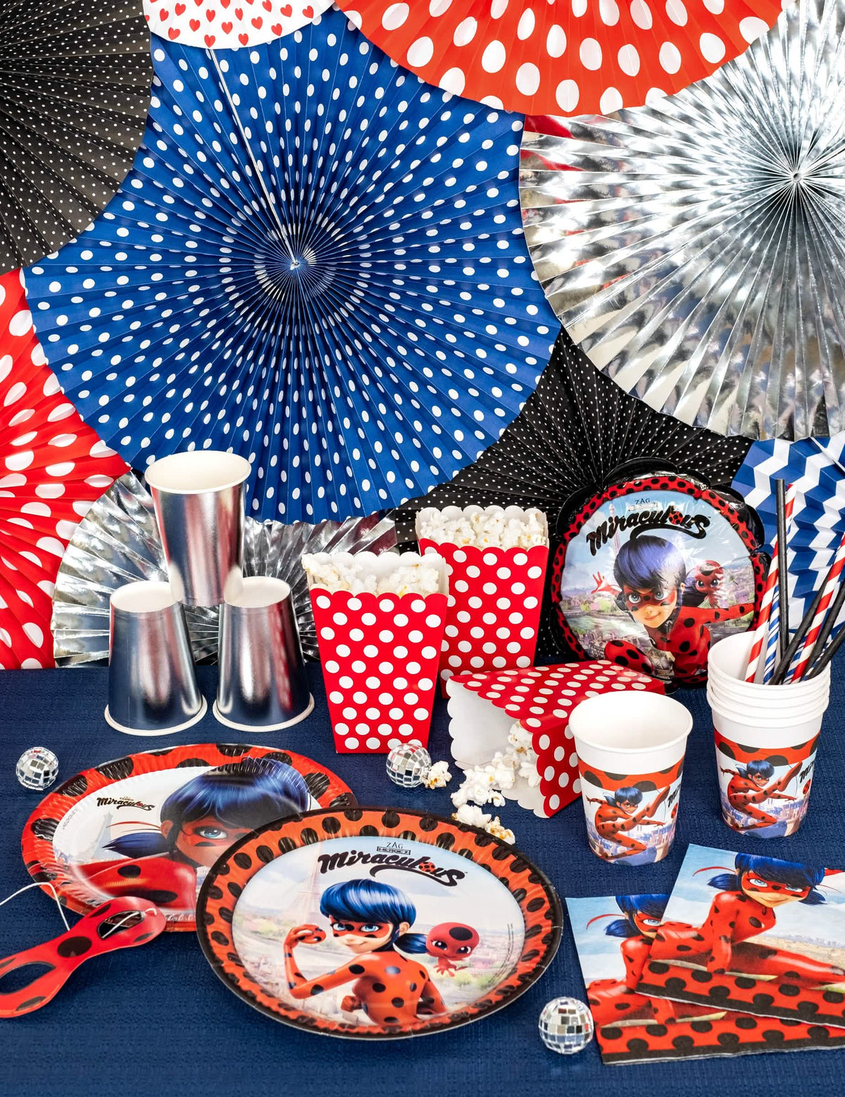 Escenografía de buffet de cumpleaños Miraculous de las 3 rosáceas de papel azul marino con motivos