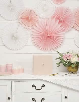 Puesta en escena de rosetones de abanico de papel para decoración blanco