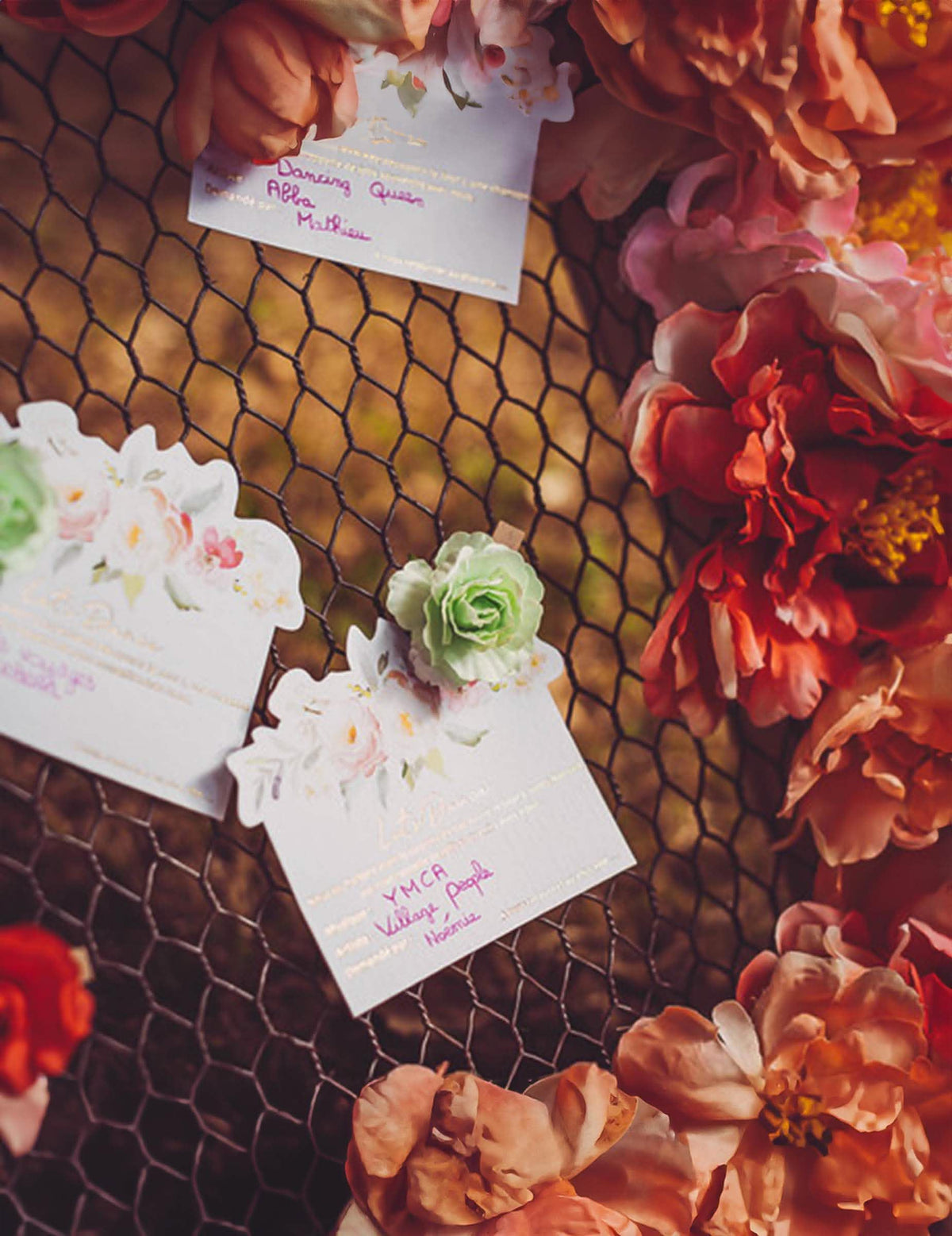 Primer plano de una tarjeta y su pinza flor de las tarjetas acuarela Let's Dance para animación de boda