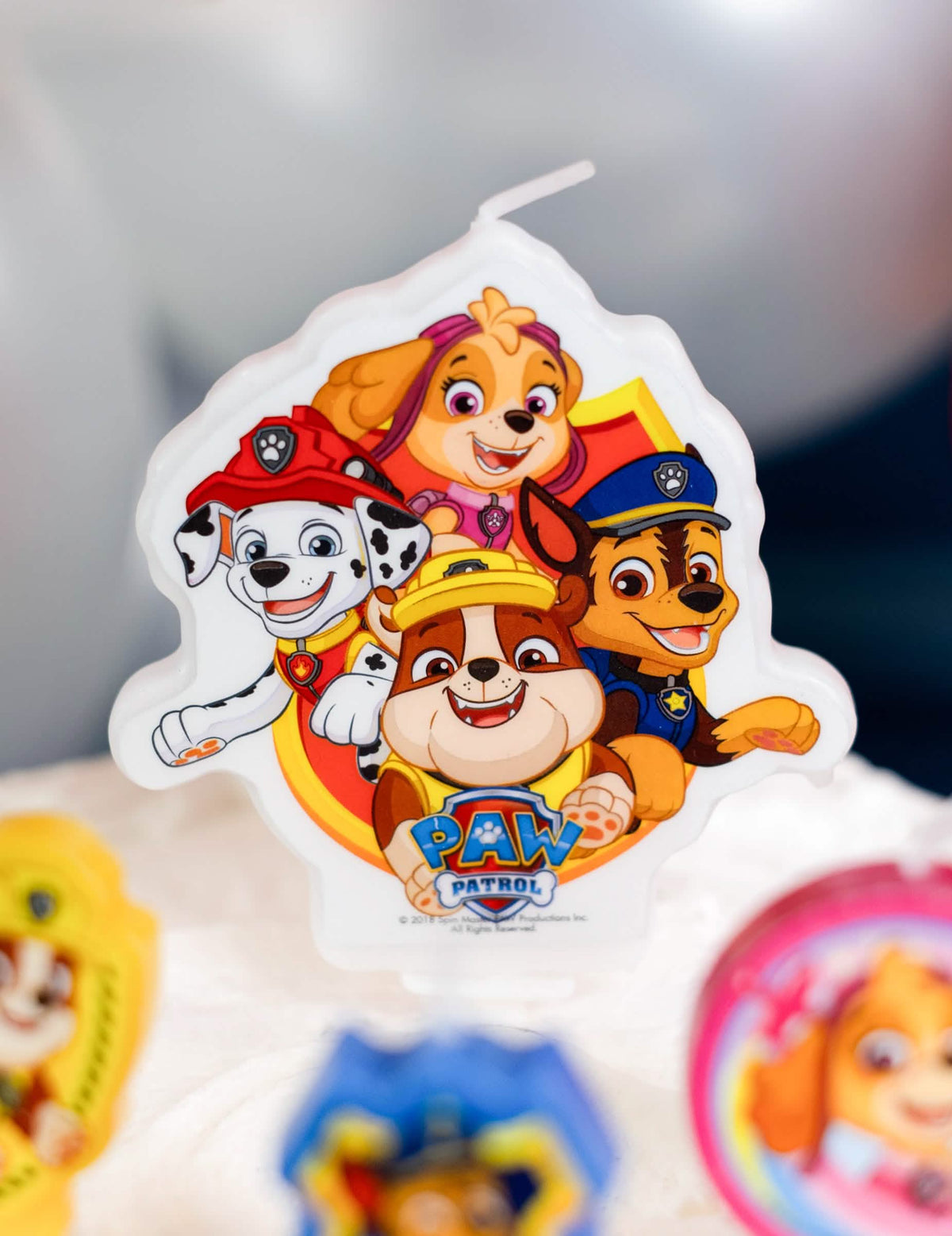 Primer plano de la vela de grupo de las velas de cumpleaños La Patrulla Canina