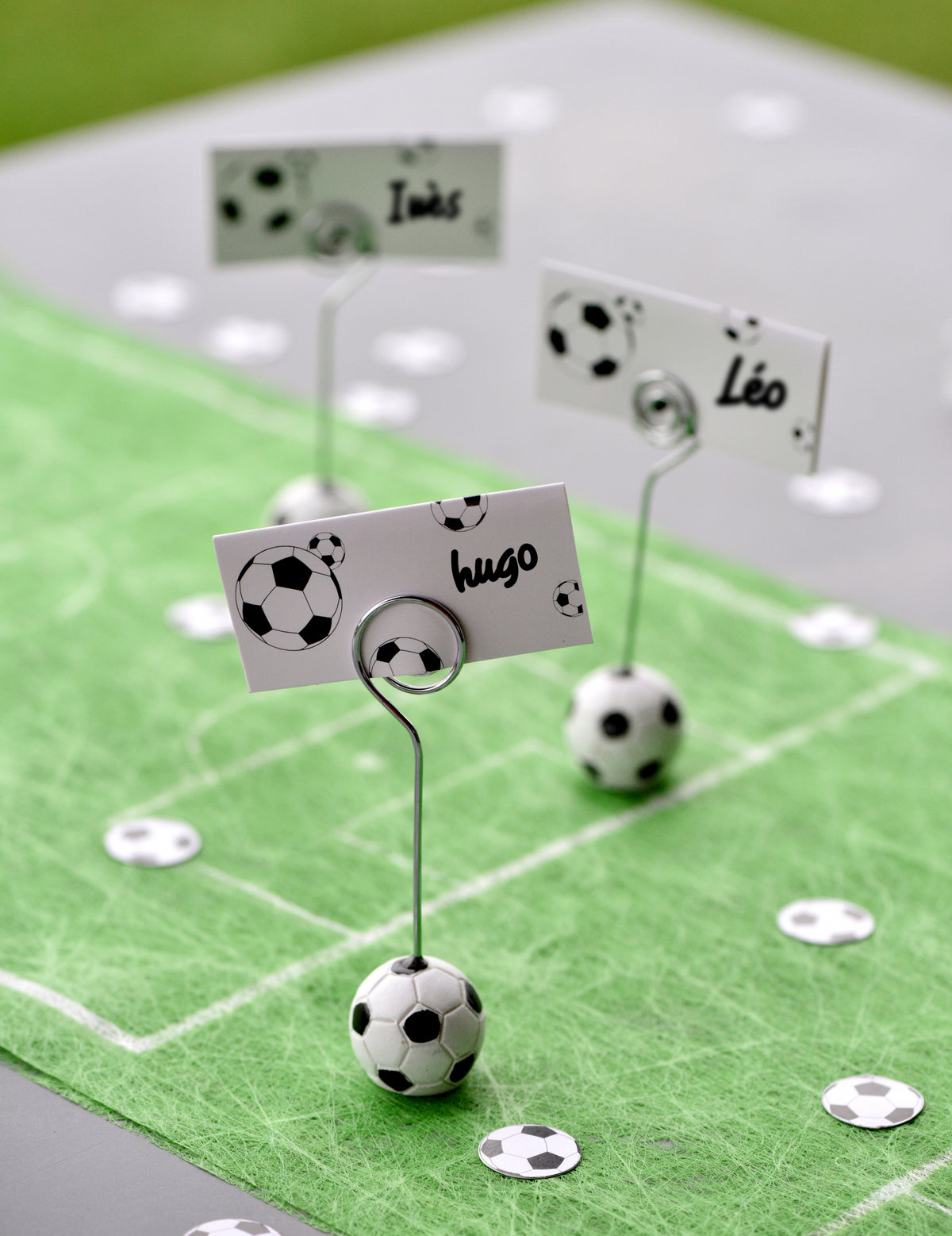 Vue d'ensemble de plusieurs exemplaires du marque-place ballon football