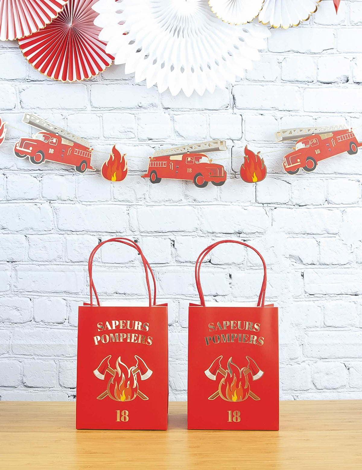 Decoración de fiesta con guirnalda y abanicos de la bolsa de regalo de papel Bombero