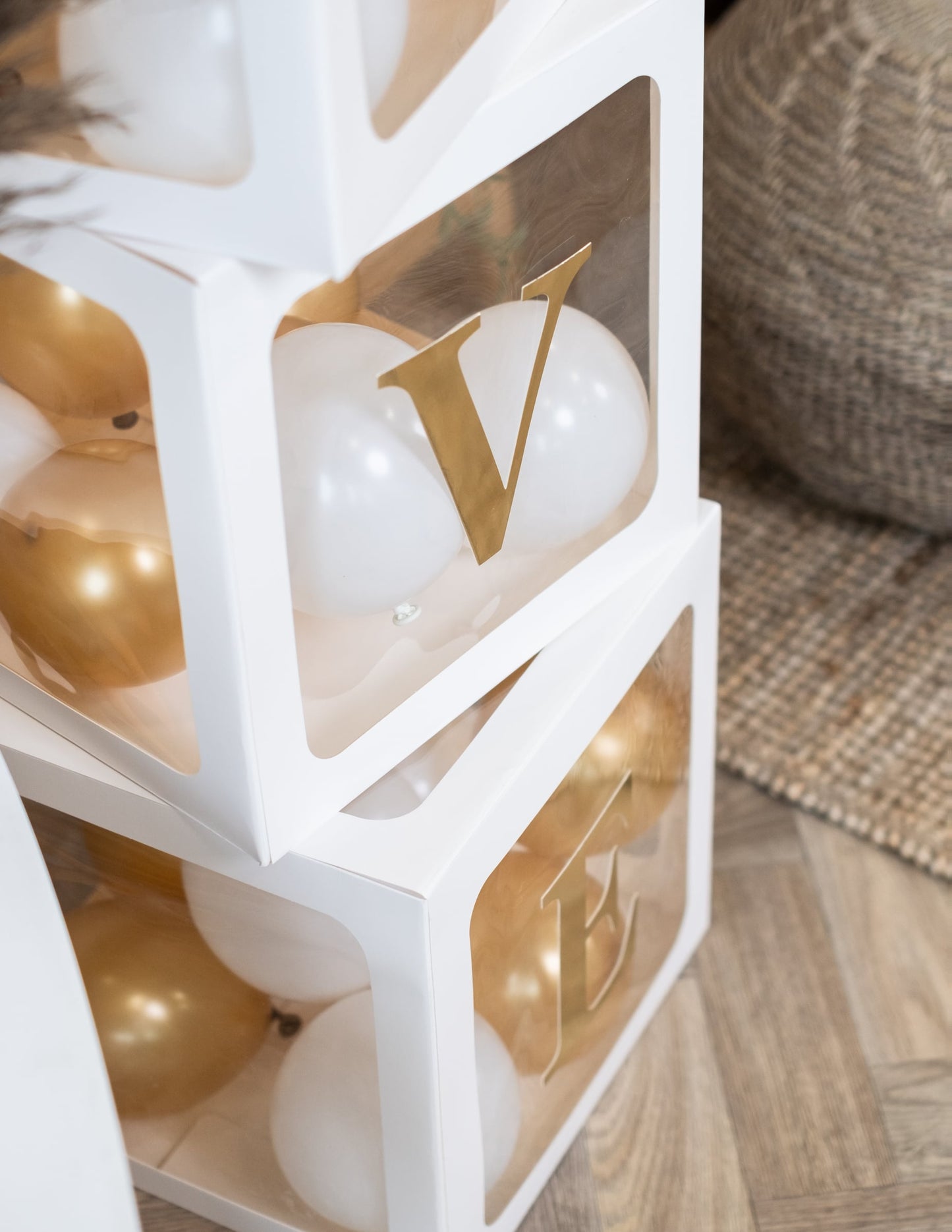 Gros plan sur les lettres V et E des lettres adhésives pour cubes ballons couleur or