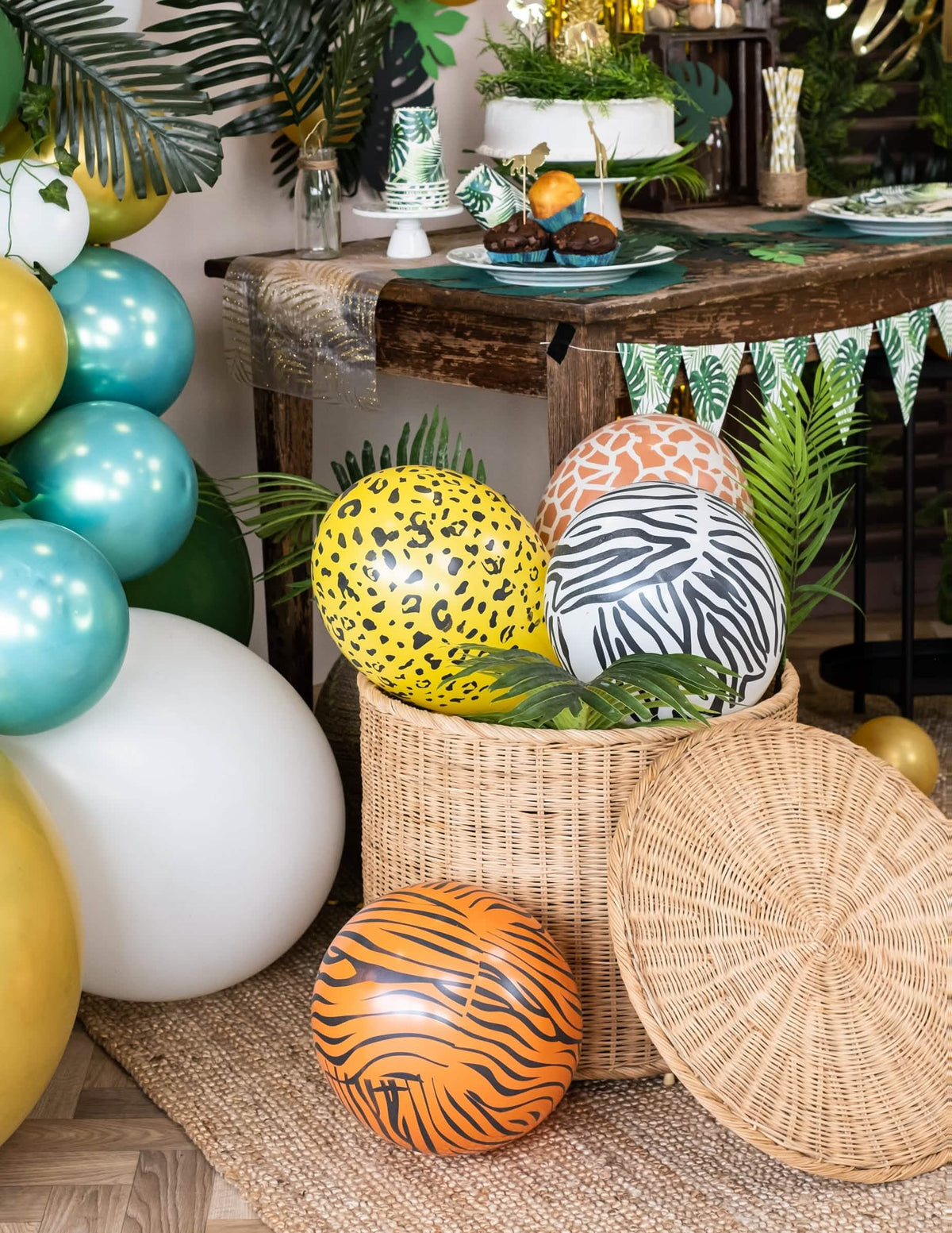 Escenografía en una cesta de globos de látex safari animales de la sabana