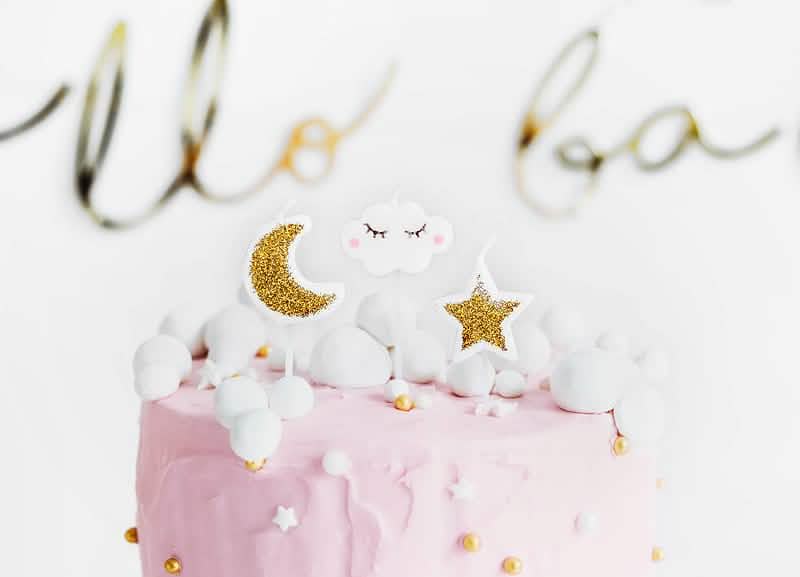Detalle de la luna de la nube y de la estrella de las 5 velas de cumpleaños constelación blanco y dorado