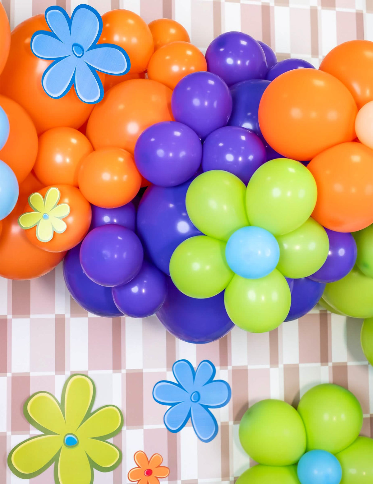 Detalle del arco de globos morados para decoración de fiesta