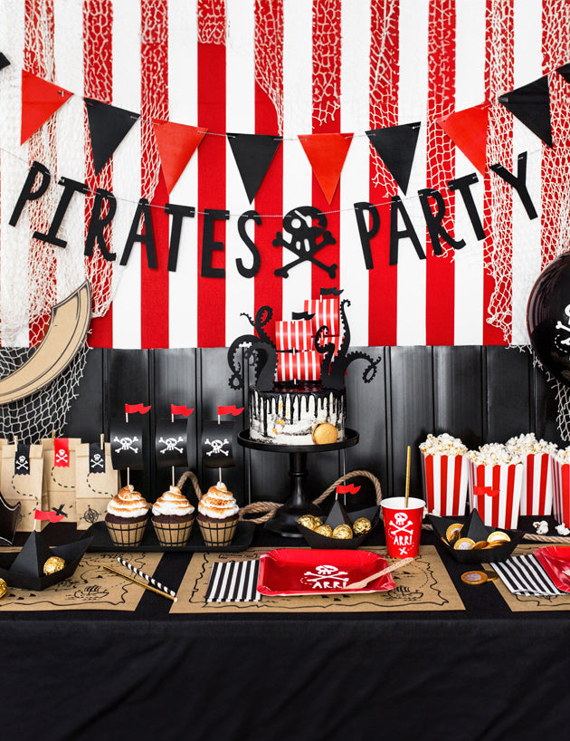 Mise en situation d'anniversaire des assiettes en carton fête de pirate
