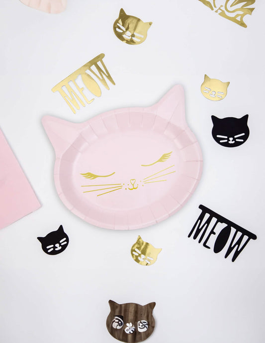 Vue de dessus avec confettis des assiettes en carton tête de chaton