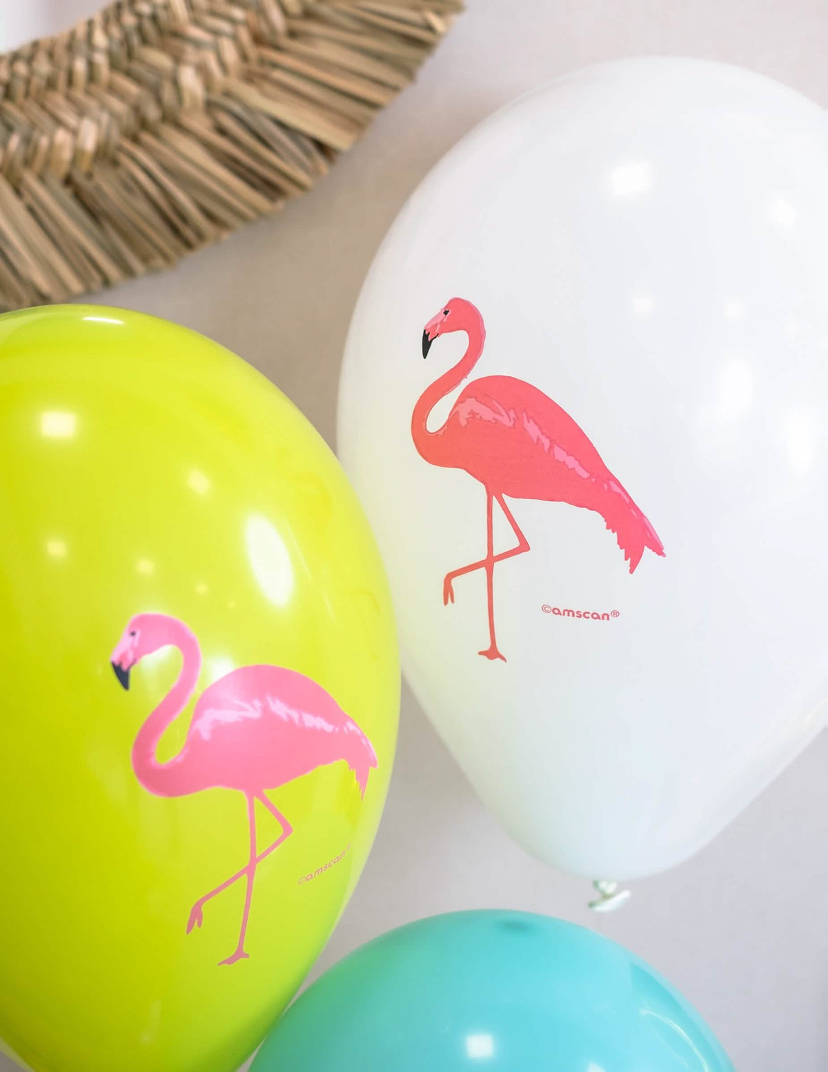 Detalle de los globos blanco y verde de los globos de látex flamingo paradise