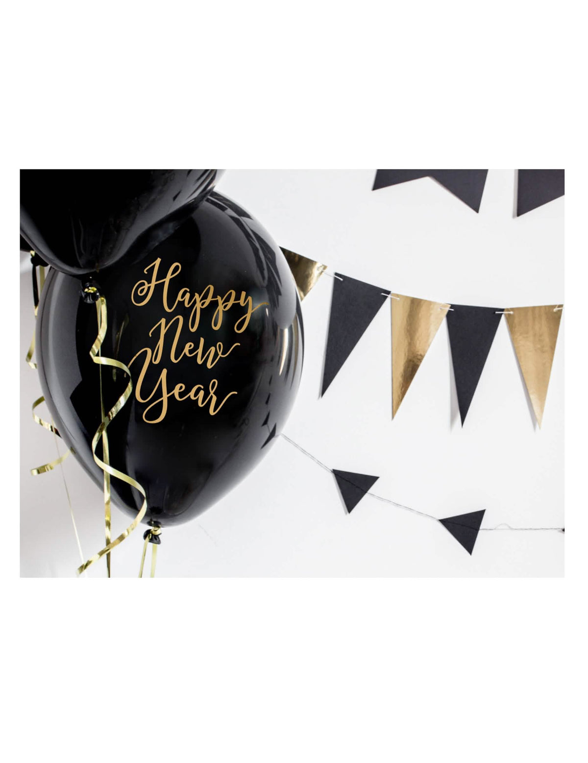 Detalle del estampado dorado de los globos de látex Happy New Year negro y dorado