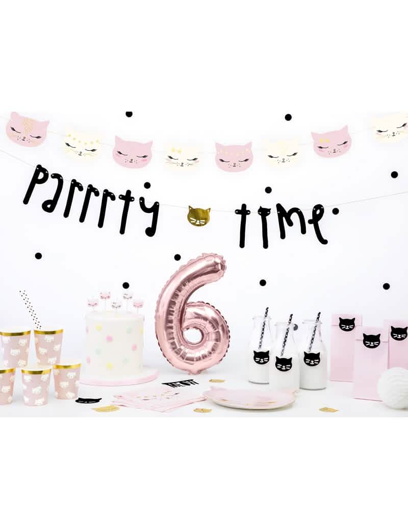 Puesta en escena de la decoración de mesa de las velas de cumpleaños gatito
