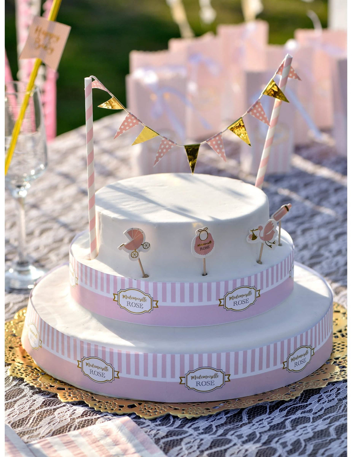Mise en situación sobre un pastel del kit de decoraciones para pastel baby shower para niña