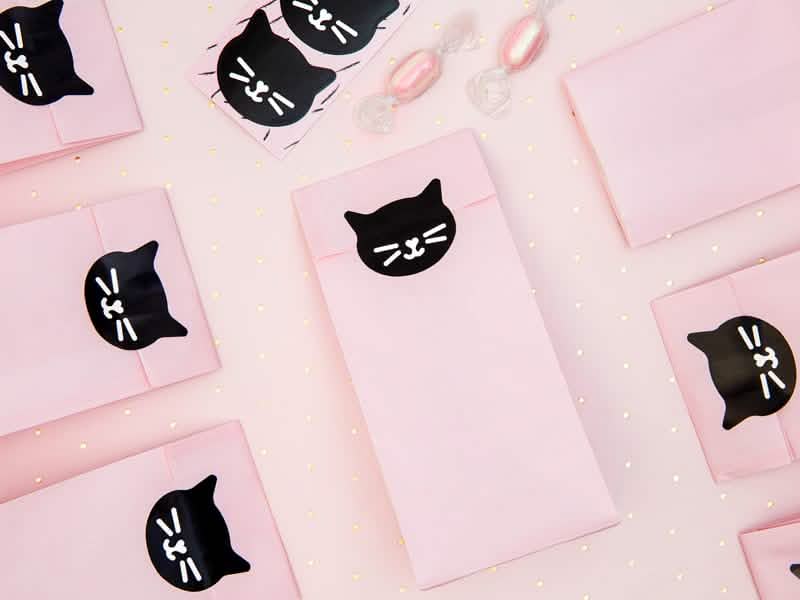 Escenografía de bolsas de regalo de papel gatito