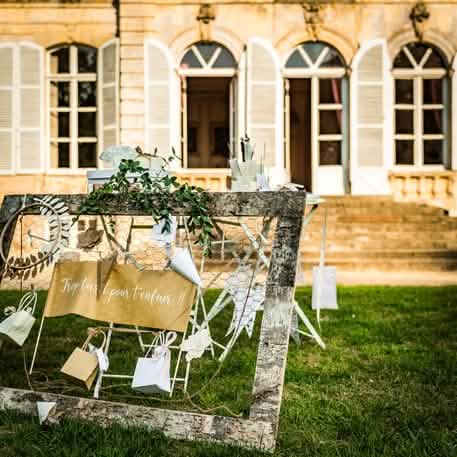 Mise en situation festive des petits sacs en carton blancs avec anses torsadées