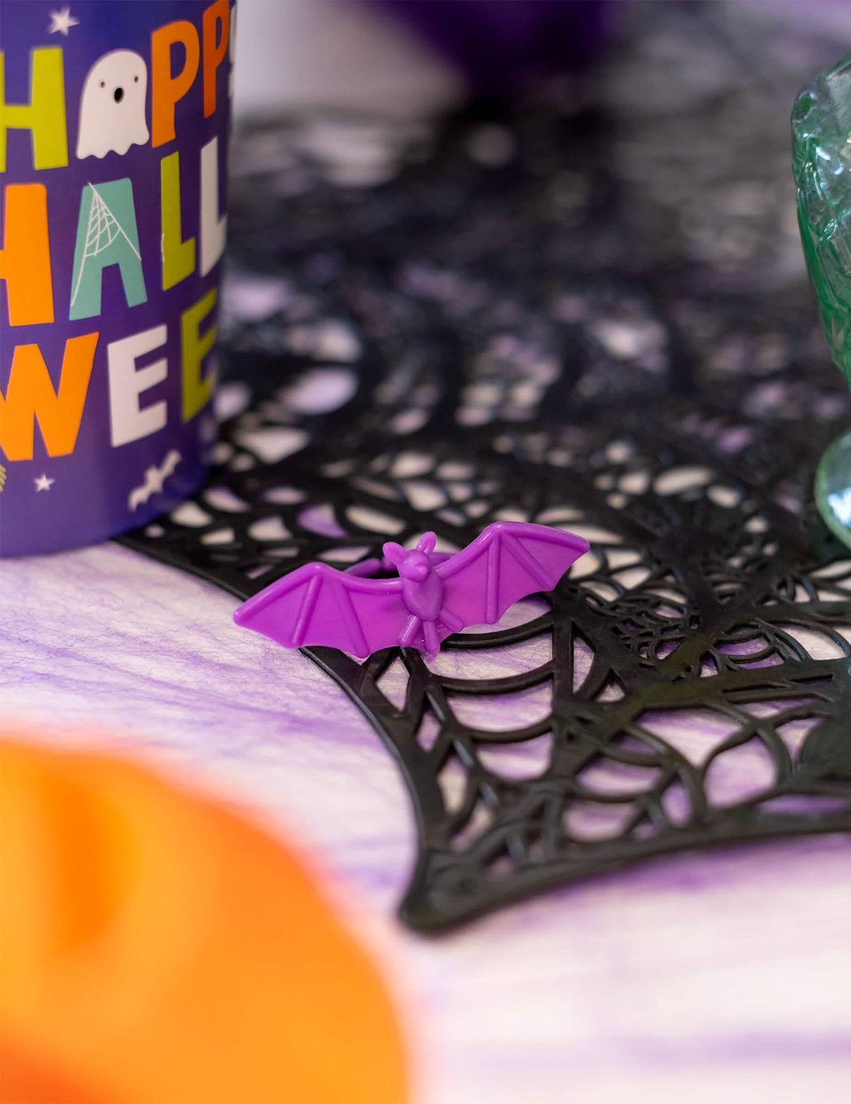 Primer plano de un anillo murciélago morado de los anillos de plástico murciélago y arañas para halloween